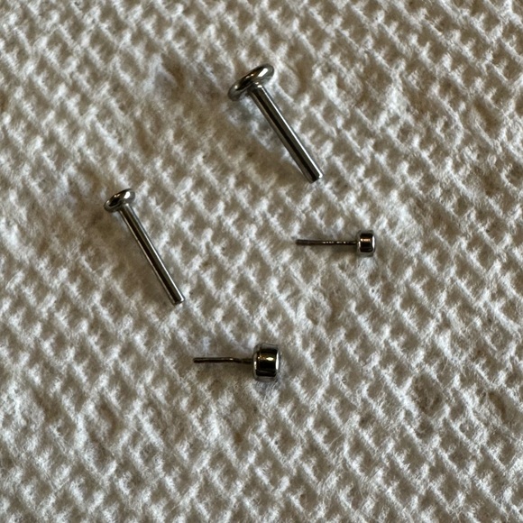 Royale Swarovski crystal titanium earring, large - Picture 5 of 5